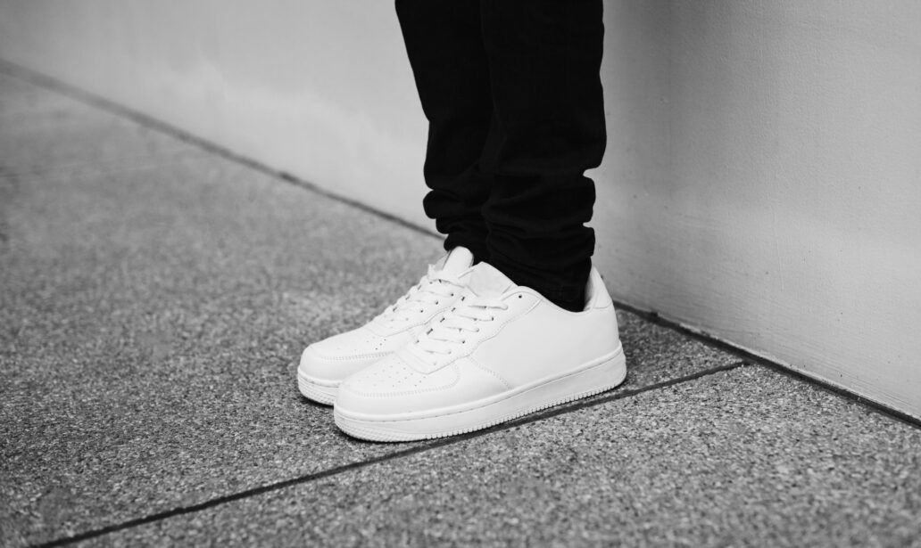 białe buty z czarnymi spodniami