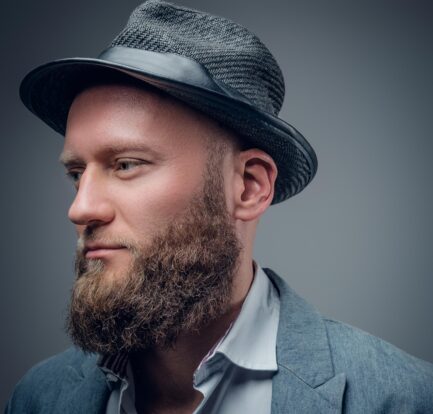 mężczyzna w szarym kapeluszu