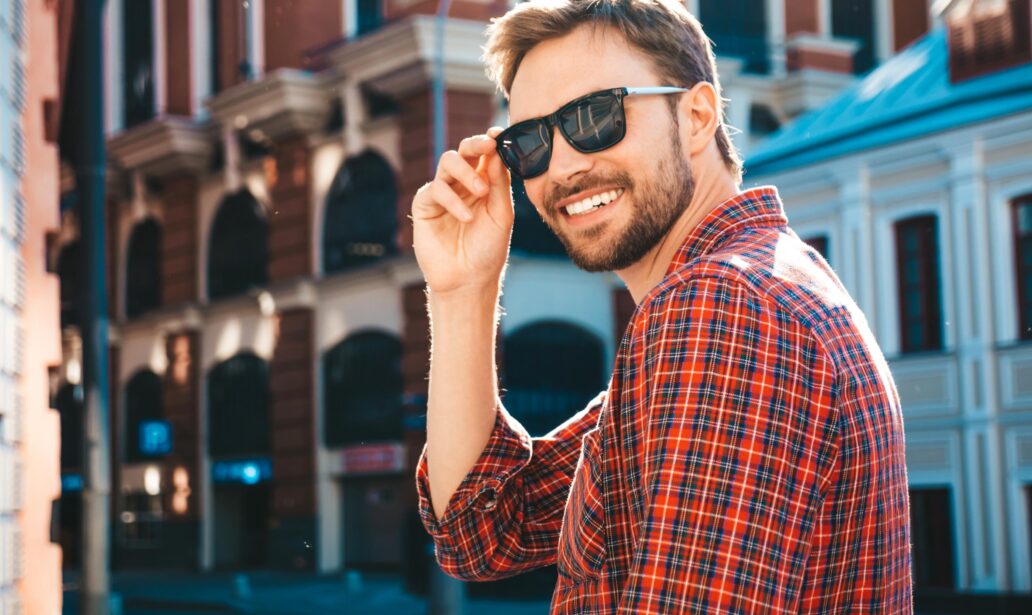 młody mężczyzna w okularach i czerwonej oszuli