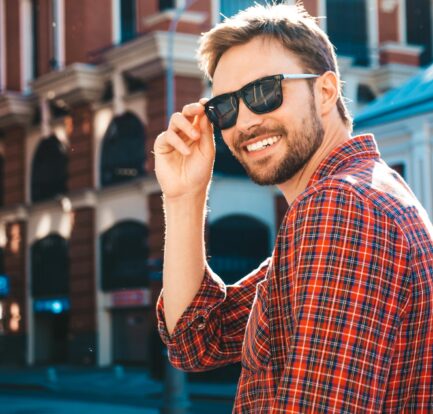 młody mężczyzna w okularach i czerwonej oszuli