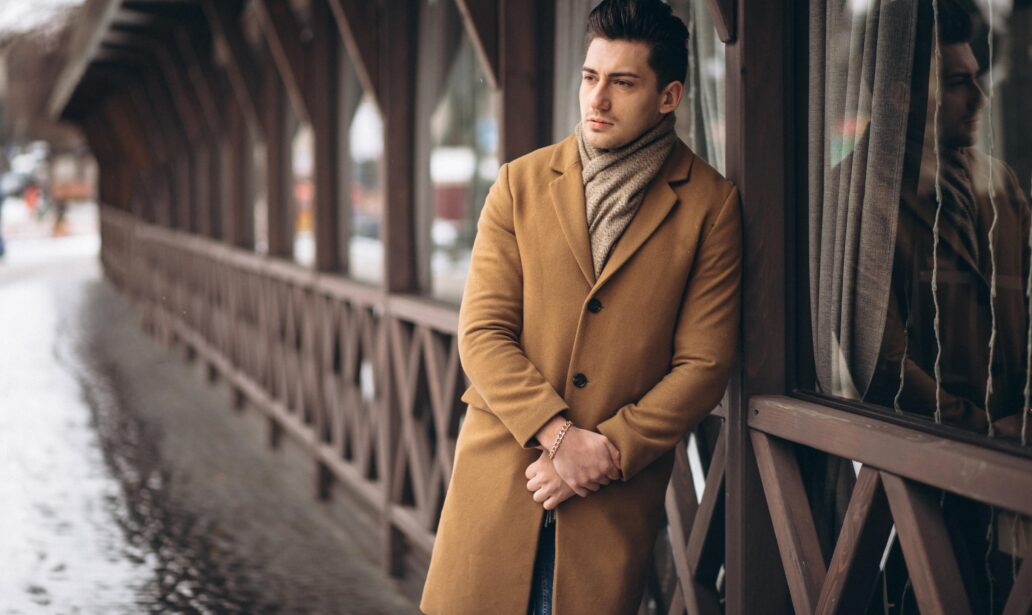 Mężczyzna w brązowym płaszczu