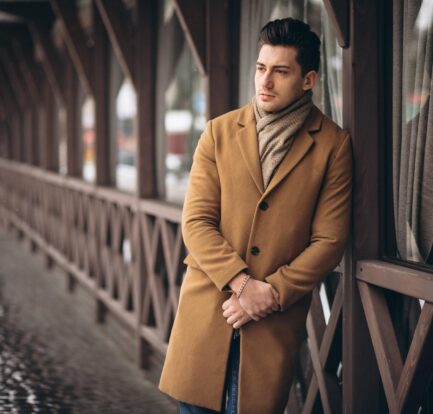 Mężczyzna w brązowym płaszczu