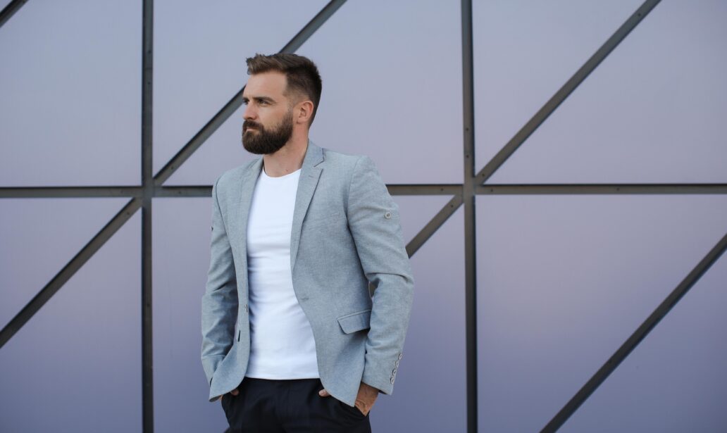 młody mężczyzna ubrany w stylu business casual