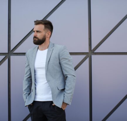 młody mężczyzna ubrany w stylu business casual