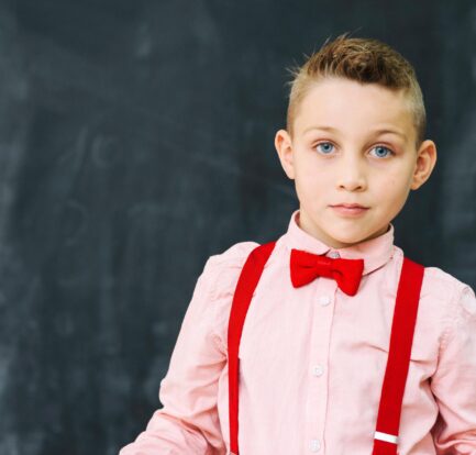 młody chłopiec w czerwonej koszuli