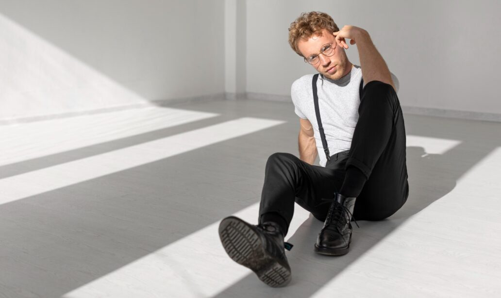 młody mężczyzna ubrany na biało czarno