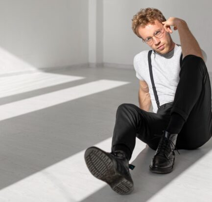 młody mężczyzna ubrany na biało czarno