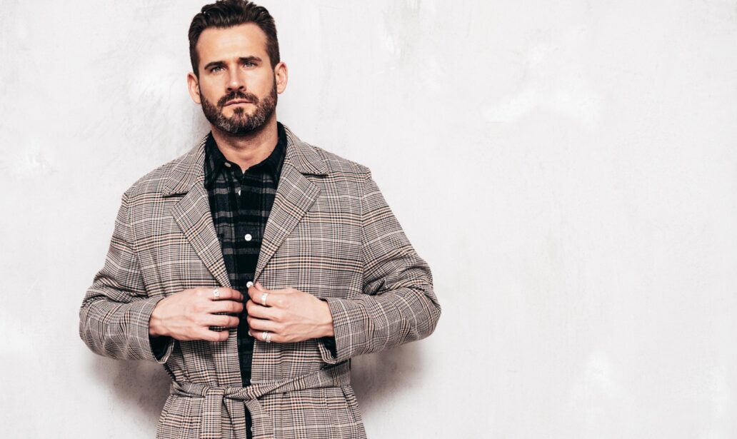 młody mężczyzna w szarym płaszczu