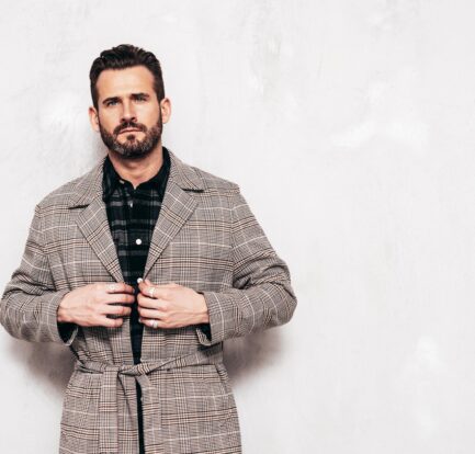 młody mężczyzna w szarym płaszczu