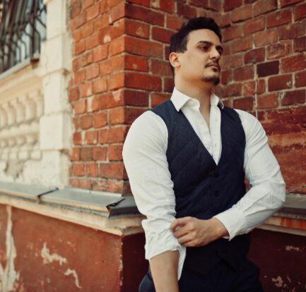 młody mężczyzna w białej koszuli i kamizelce